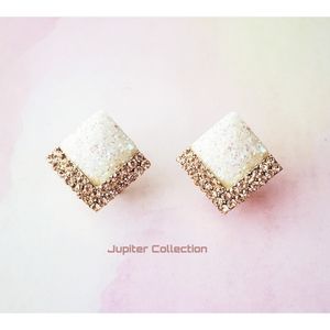 White and Gold Clamshell earrings